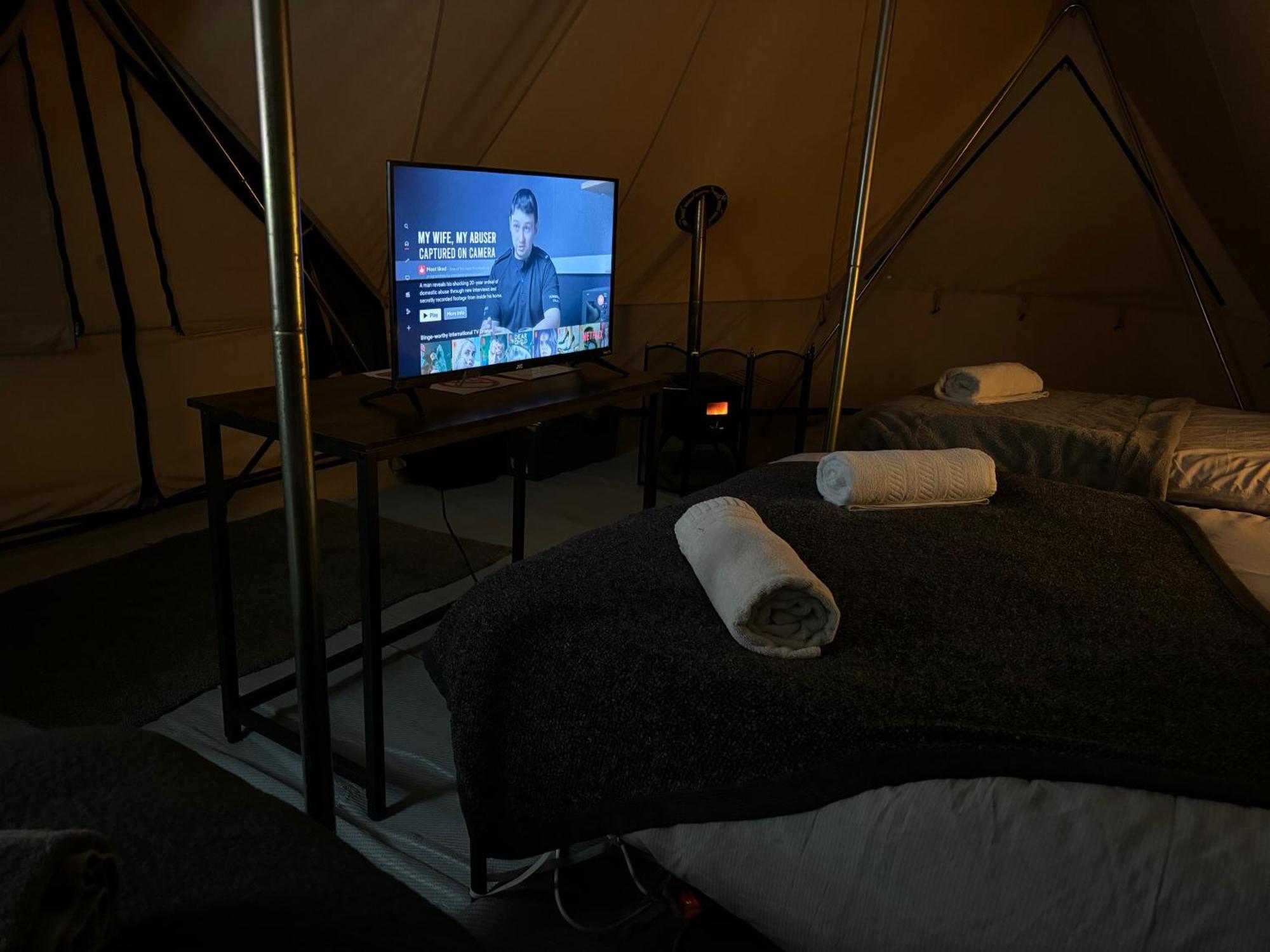 Cozy Hot Tent With Log Burner & Hot Tub Left Tent * Dwyran
