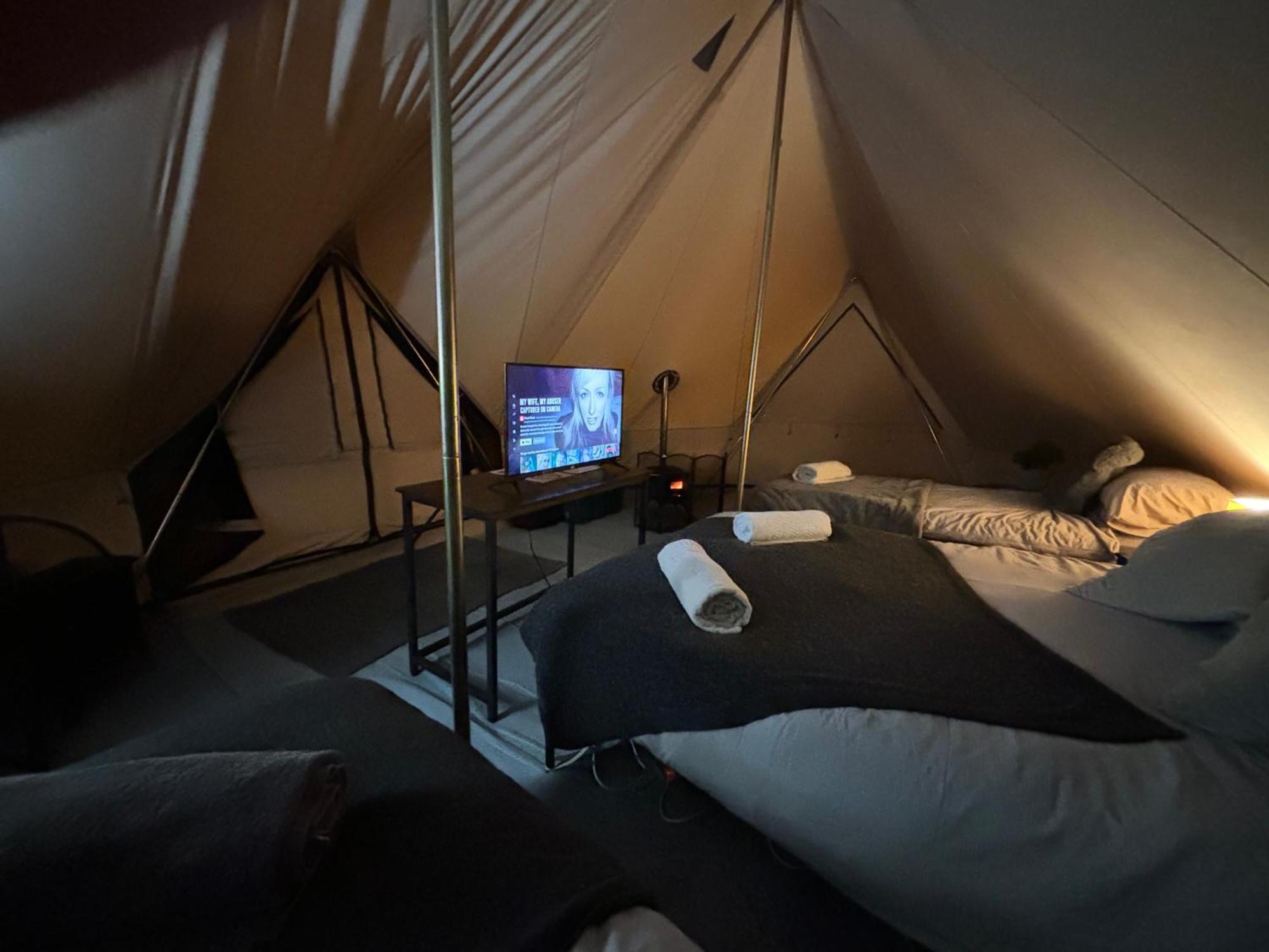 Cozy Hot Tent With Log Burner & Hot Tub Left Tent Holiday home *
